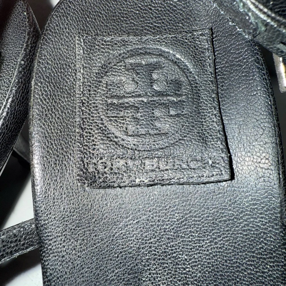 TORY BURCH Emmy Black Leather T-Strap Thong Sandals Kitten Heel Medallion Sz 9.5